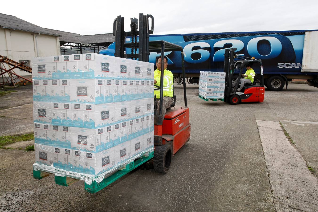 Un operario traslada un palé cargado de leche El Buen Pastor al interior de la nave de Tanos del Banco de Alimentos.