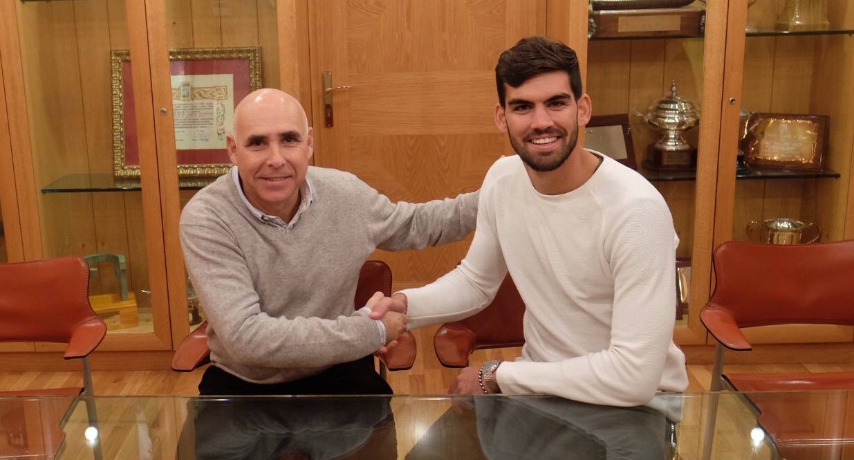 Higuera y Puerto se estrechan la mano, tras la firma del contrato.