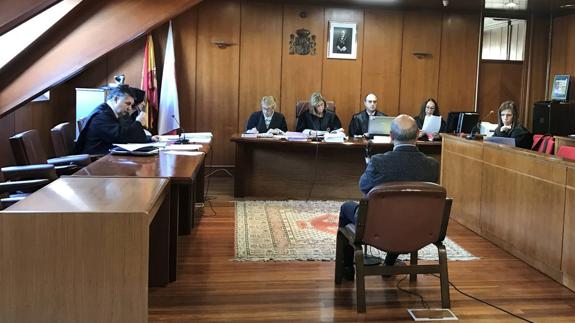 Imagen de la declaración del acusado (de espaldas) el primer día del juicio.