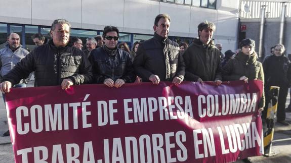 Trabajadores de Columbia, en Reinosa, ante la sede de la empresa durante la huelga.