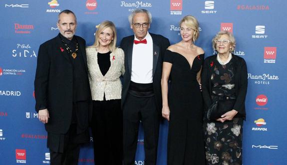 Miguel Bosé, Cristina Cifuentes, Bonaventura Clotet, Belén Rueda y Manuela Carmena. 