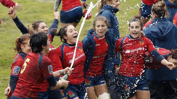 Varias de las jugadoras españolas celebran el triunfo.