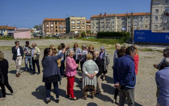 Vecinos de Cueto durante la presentación del proyecto del centro cívico.