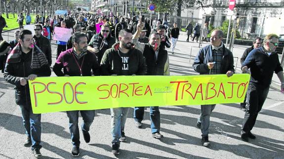 Los vendedores se manifestaron por la calle en la que se celebra el mercadillo cada domingo.