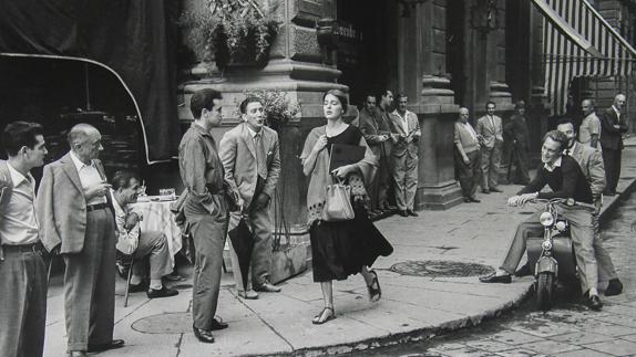 Varios hombres piropean a una mujer en Florencia (Italia) en 1951 en una foto conocida como ‘American Girl’. 