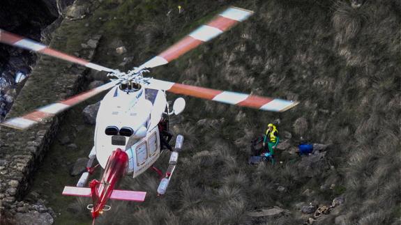 El helicóptero del Gobierno desciende hasta el lugar en el que cayó el cadáver.