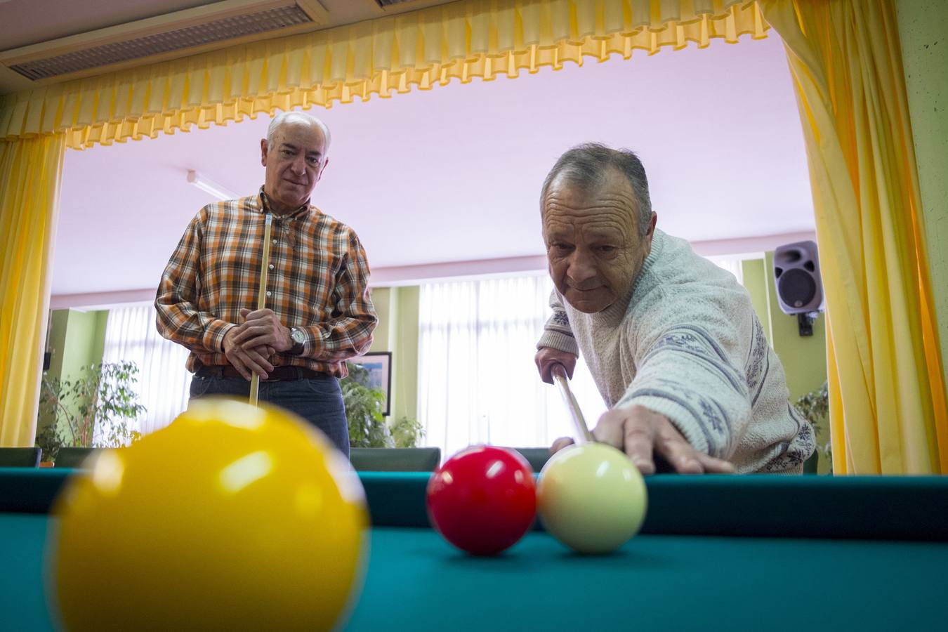 Dos hombres juegan al billar en el Centro de Mayores de Reinosa