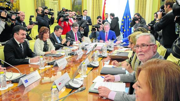 Reunión de los consejeros de Educación con el ministro. A la derecha, el representante cántabro, Ramón Ruiz. 