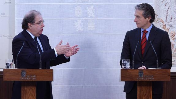 El presidente de Castilla y León, Juan Vicente Herrera, y el ministro de Fomento, Íñigo de la Serna, durante su encuentro de ayer.