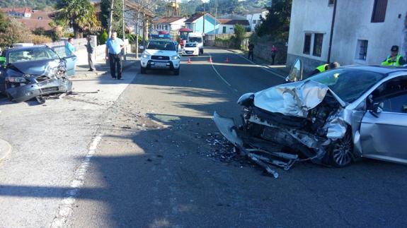 Imagen de los dos coches siniestrados, minutos después del accidente.