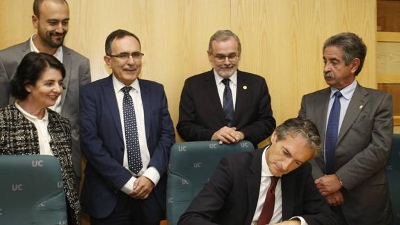 Primera imagen juntos de Revilla y De la Serna desde que el exalcalde de Santander es ministro de Fomento.