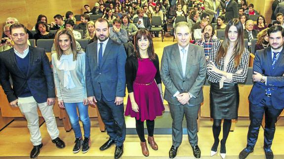 Aníbal de la Fuente (izq.), Lydia Fernández, Avelino Ordóñez, Beatriz Oficialdegui, Fermín Gutiérrez, Marta Mena e Ignacio Gutiérrez.