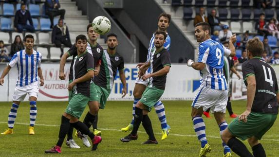 Primo (segundo por la derecha) espera el balón en el partido entre la Gimnástica y el Vimenor 