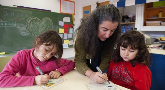 La profesora María Esteban, responsable del contexto 'Barrio' (competencias matemáticas) del colegio Vital Alsar de Cueto (Santander), junto a dos alumnas. :