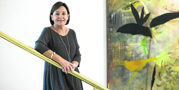 Dolores Gorostiaga posa para esta entrevista en  las escaleras del patio del Parlamento de Cantabria.