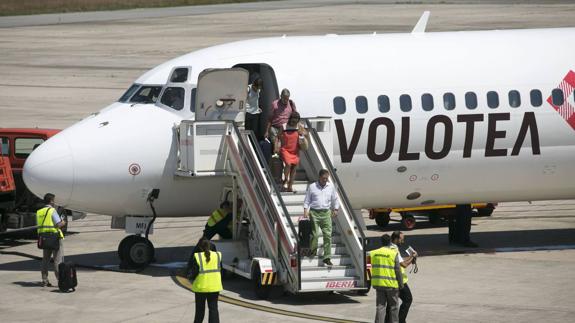 Llegada a Santander de un vuelo de Volotea procedente de Ibiza