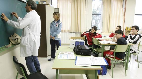 Profesor dando clase a los alumnos del Instituto de Educación Secundaria, IES, Valle de Piélagos, en Renedo