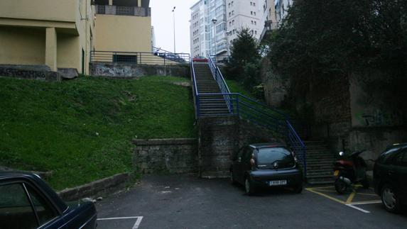 Boca del antiguo túnel en la zona de Tetuán, en la plaza de Alhucemas, tapado detrás y bajo las escalera de acceso a Miranda.