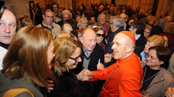 Carlos Osoro saludó a todas las personas que se acercaron a la misa. 