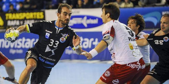 El local Guillermo Ros busca la portería del Naturhouse La Rioja durante el partido disputado ayer en el pabellón de La Albericia. 