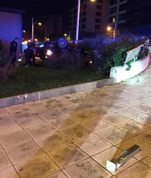 Efectivos policiales en el lugar del accidente esta pasada noche.