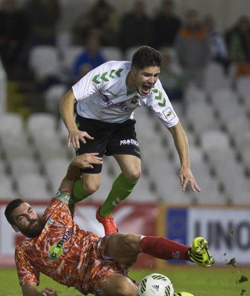 Caye Quintana en plena acción en el partido Racing-Guijuelo.