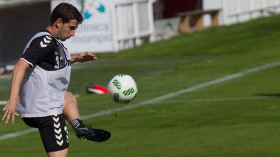 Julen Castañeda controla un balón en un entrenamiento.