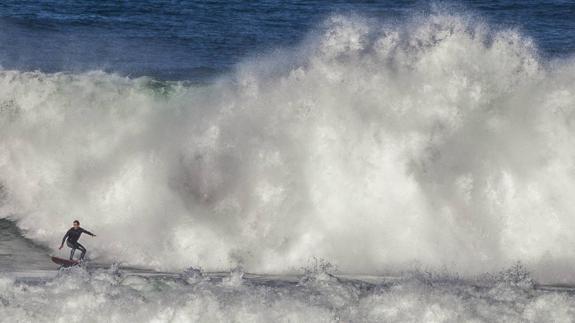 Un surfer, durante el entrenamiento del pasado jueves en El Bocal.