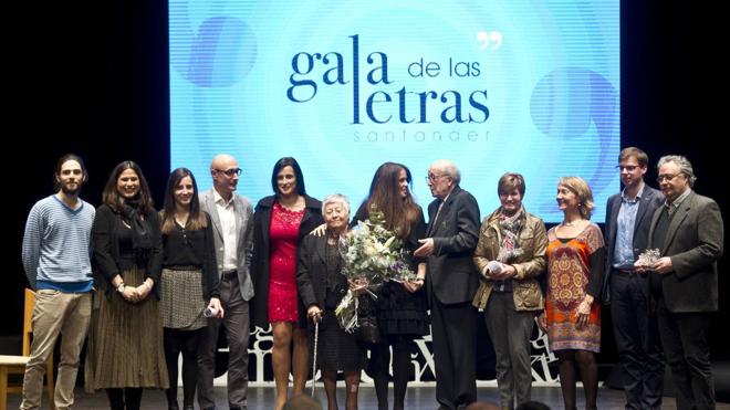 Foto de familia con las autoridades y premiados en la II Gala de las Letras de Santander.