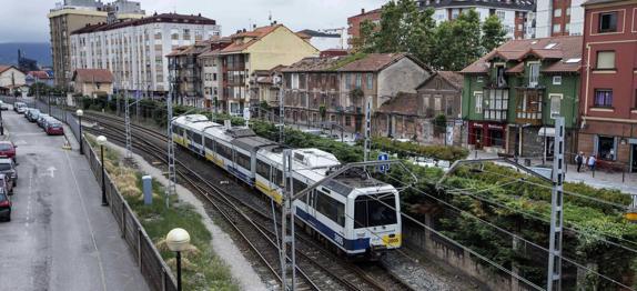 El servicio cubre dos líneas de cercanías, Santander-Cabezón de la Sal y Santander-Liérganes, y, parcialmente, otras tres de media distancia, Santander-Oviedo, Santander-Bilbao y León-Bilbao