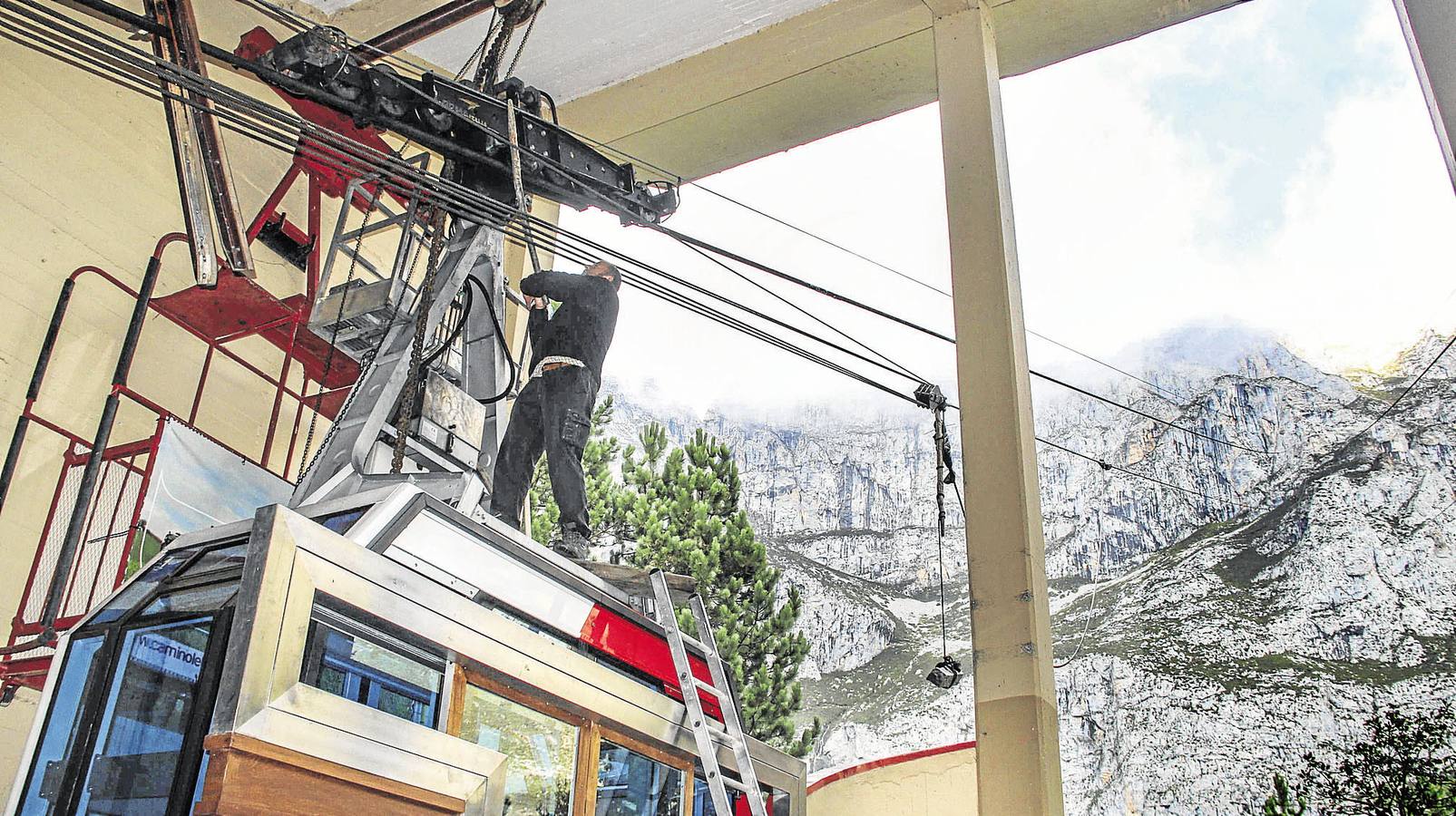 Obras de mantenimiento del teleférico de Fuente Dé en 2015