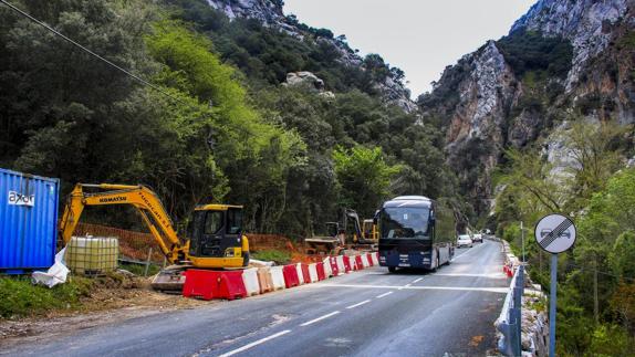 En la carretera N-621 hay varias zonas afectadas por distintas figuras de protección medioambiental.