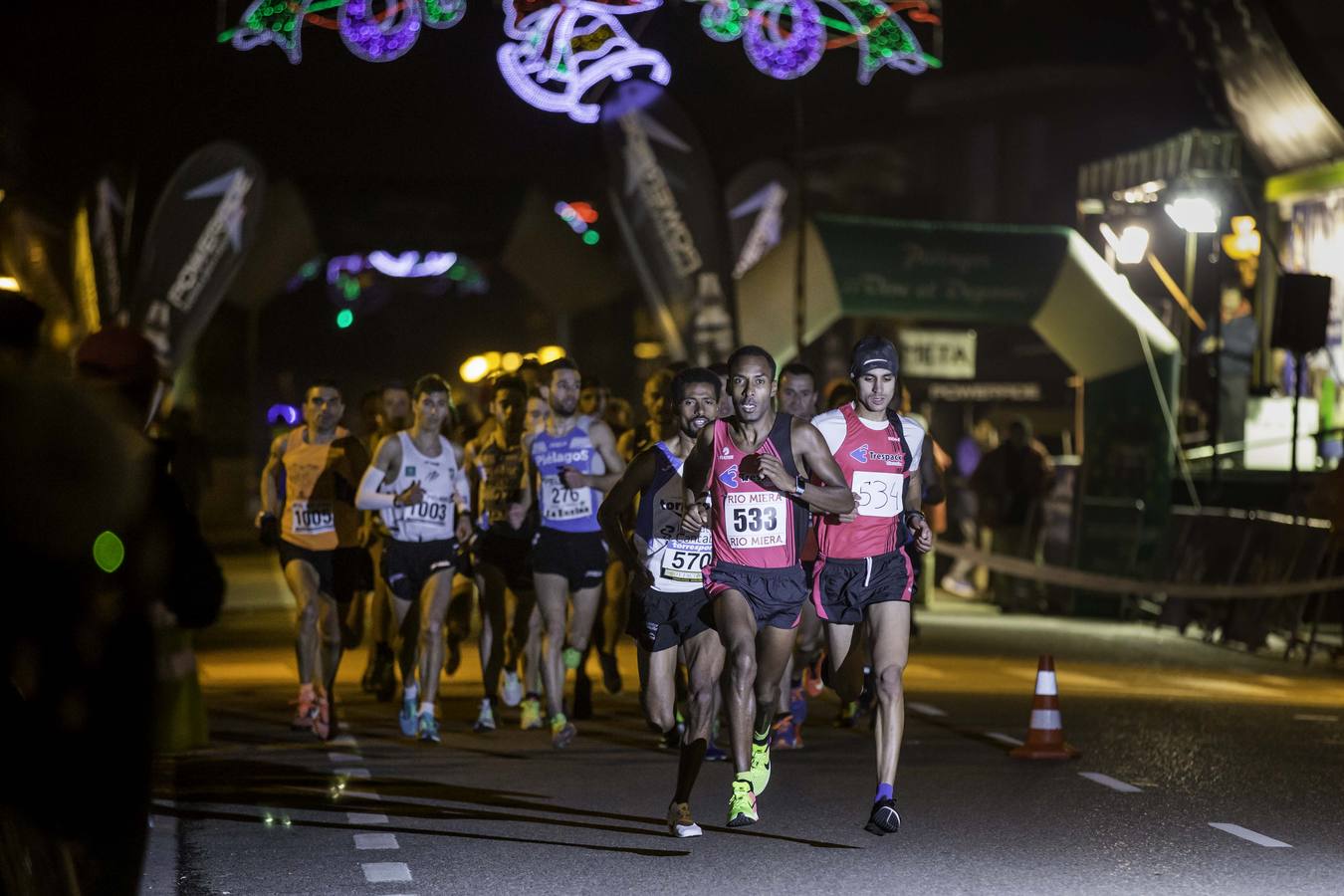 Los primeros clasificados en categoría masculina, al frente de la carrera.