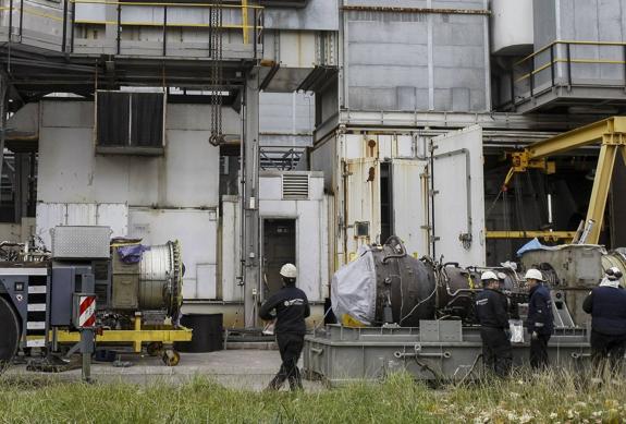 La nueva turbina para el motor, el día que llegó a Sniace. 