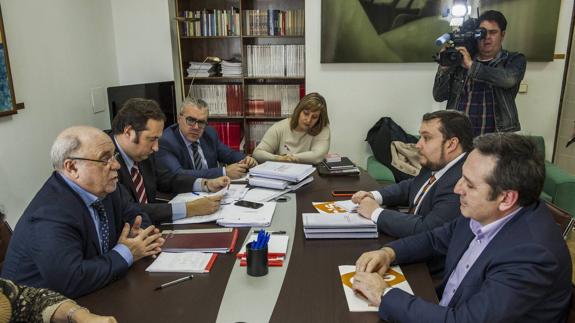 Una de las reuniones para pactar el Presupuesto mantenidas entre Ciudadanos, Gobierno y partidos en el Parlamento.