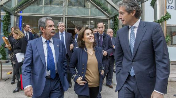 La vicepresidenta del Gobierno, Soraya Sáenz de Santamaría, junto al presidente de Cantabria, Miguel Ángel Revilla; el ministro de Fomento, Íñigo de la Serna, y los consejeros de Administraciones, Rafael de la Sierra, y de Economía, José Sota, durante la reunión que mantuvieron el día 20 en la sede del Gobierno de Cantabria.