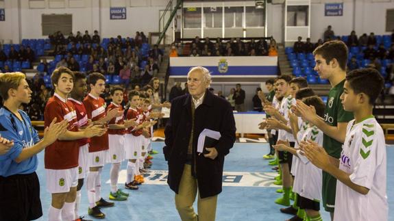 Los jugadores del combinado regional y del Racing hacen pasillo a Laureano Ruiz.