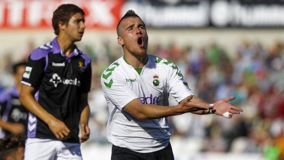 Dani Aquino lamenta una ocasión fallada ante el Valladolid B.