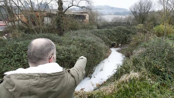 El vertido se inició en una tubería que desemboca en el cauce del río Tejas. 