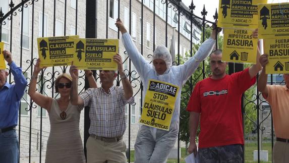 Imagen de archivo de una protesta ante los juzgados de Santander de miembros de Adicae pidiendo la eliminación de la cláusula suelo en las hipotecas.