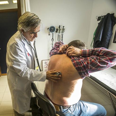 El médico Luis Gutiérrez Bardeci ausculta a uno de sus pacientes en el centro de salud de Tetuán.