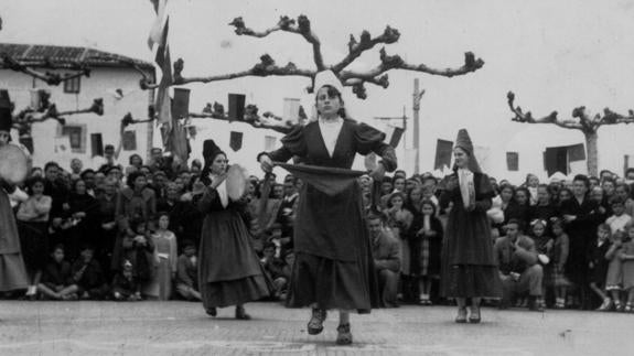 Recreación de las Danzas de Carlos V.