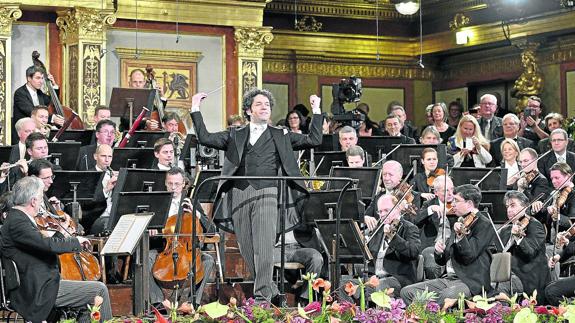 Gustavo Dudamel dirige cara al público en un momento de la ‘Marcha Radetzky’ que cerró el Concierto de Año Nuevo en Viena. 