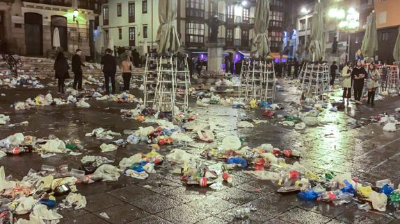 La Plaza de Cañadío de Santander presentaba a las siete de la mañana de ayer este deplorable estado. 