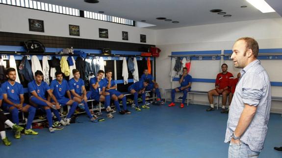 El presidente de la Gimnástica, Tomás Bustamante, habla en el vestuario con los futbolistas.