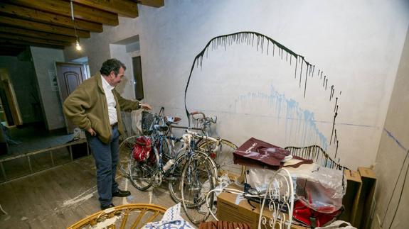 José Manuel Martínez Penagos en el salón de la vivienda, donde ni las bicicletas infantiles se libraron de la pintura.