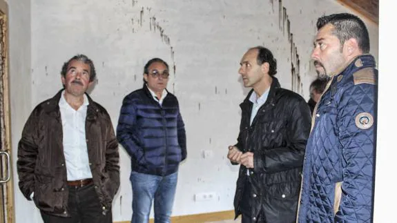 El exalcalde, José Manuel Martínez, a la izquierda, junto al alcalde de Vega de Pas, al fondo, y el presidente del PP, Ignacio Diego.