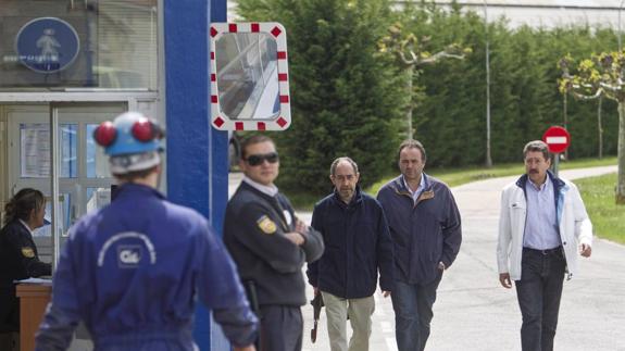 Trabajadores de Sidenor saliendo de la fábrica de Reinosa.