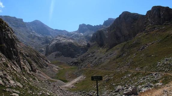 La imagen (tomada prácticamente desde el mismo punto de vista del grabado inferior) muestra el estado actual de la zona que antes ocupaba el lago, del que solo quedó el resto de una pequeña laguna, en el fondo de la cuenca. 