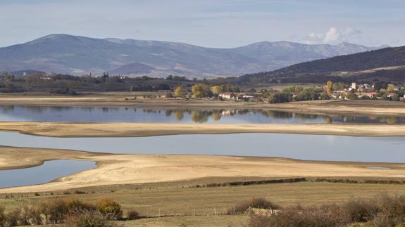 Imagen del pantano del Ebro en la actualidad, al 35% de su capacidad.